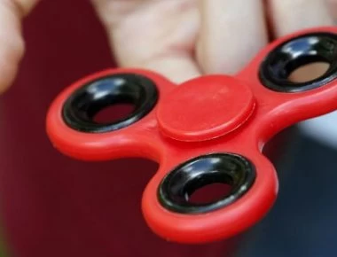 Δάχτυλο μαθητή σφήνωσε στο παιχνίδι fidget spinner - Το έκοψαν με τροχό πυροσβέστες!
